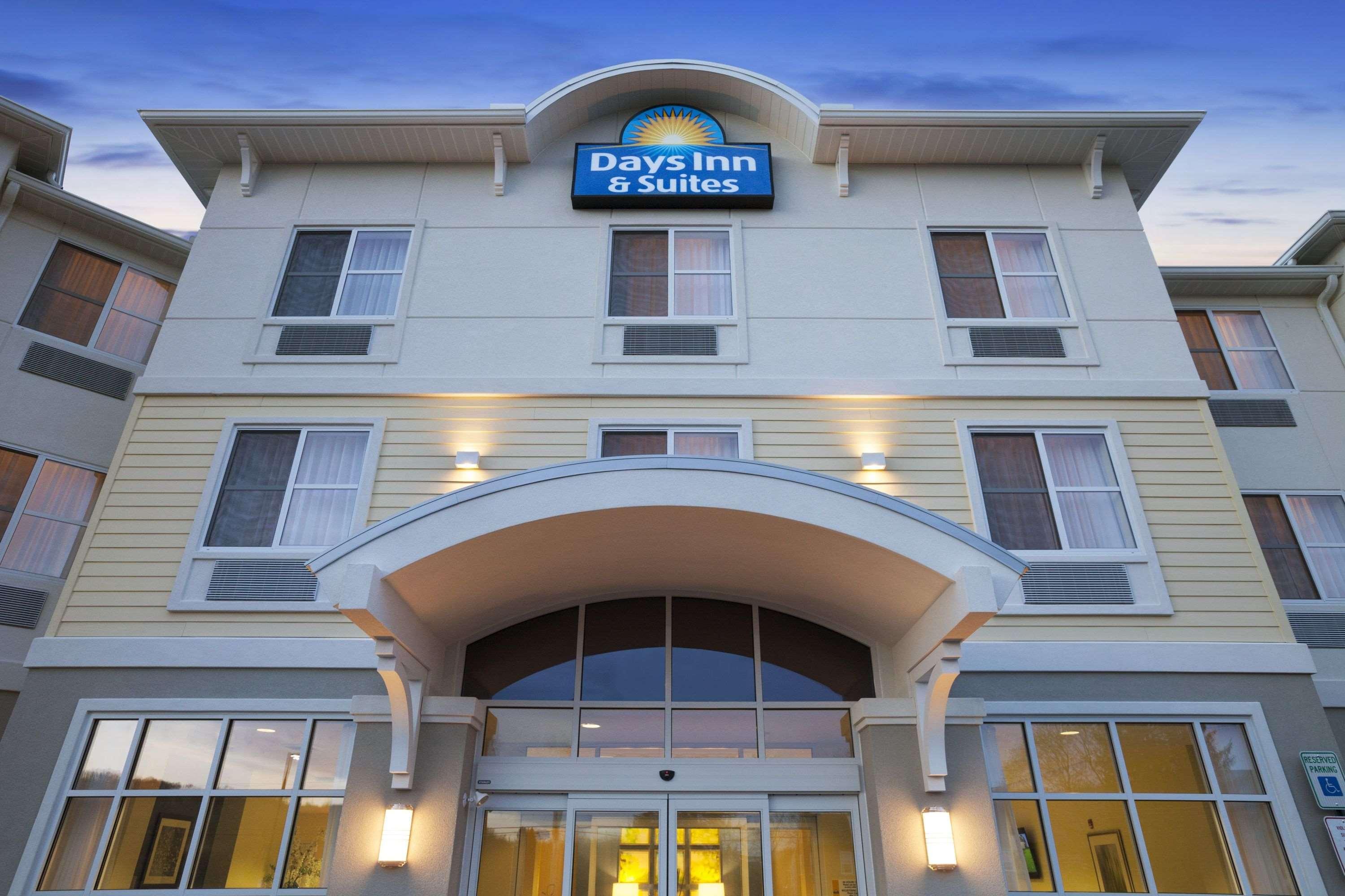 Days Inn & Suites By Wyndham Altoona Exterior photo