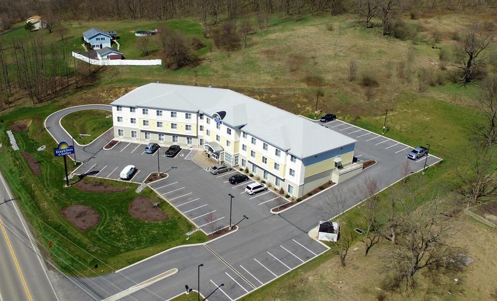 Days Inn & Suites By Wyndham Altoona Exterior photo