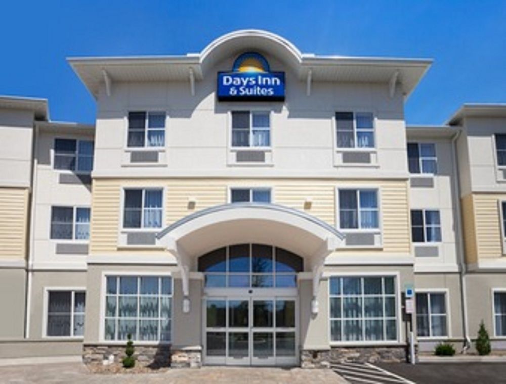 Days Inn & Suites By Wyndham Altoona Exterior photo